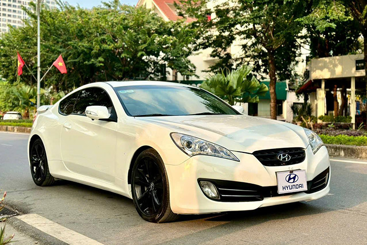 Trên thị trường ôtô cũ Việt Nam, những chiếc Hyundai Genesis Coupe đời 2010 hiện đang được rao bán với giá chưa đến 300 triệu đồng hoặc cao hơn (tuỳ vào độ mới cũ). Dù đã qua khoảng 11 năm tuổi nhưng mọi chi tiết trên một số chiếc xe rao bán vẫn còn khá đẹp mắt.