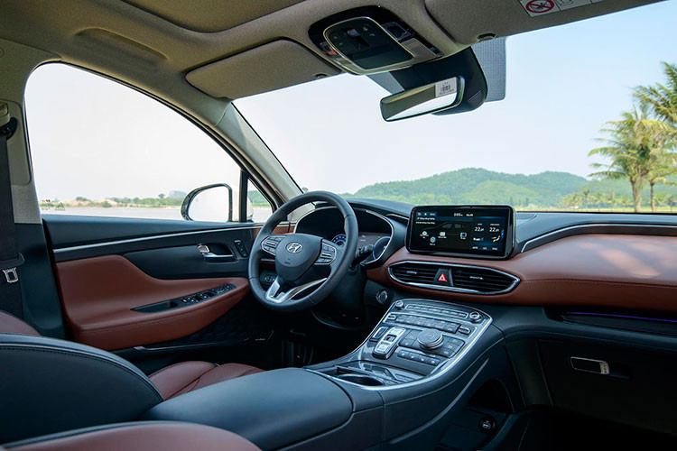 Thiết kế và trang bị nội thất trên SantaFe Hybrid ấn tượng với vật liệu da mềm được sử dụng trên xe có chất lượng hoàn thiện cao. Hàng ghế thứ hai có thế gập và trượt chỉ bằng một nút bấm. Điều này giúp hành khách ra vào hàng ghế cuối thuận tiện hơn. Hàng ghế thứ 3 gập hết xuống cho không gian cốp xe rộng rãi. Ở hàng ghế cuối cũng có cửa gió điều hòa riêng biệt. 