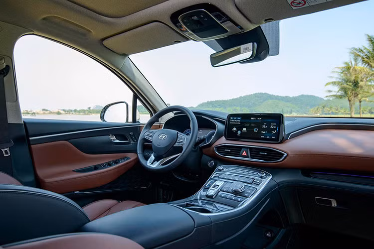 Thiết kế và trang bị nội thất trên SantaFe Hybrid ấn tượng với vật liệu da mềm được sử dụng trên xe có chất lượng hoàn thiện cao. Hàng ghế thứ hai có thế gập và trượt chỉ bằng một nút bấm. Điều này giúp hành khách ra vào hàng ghế cuối thuận tiện hơn. Hàng ghế thứ 3 gập hết xuống cho không gian cốp xe rộng rãi. Ở hàng ghế cuối cũng có cửa gió điều hòa riêng biệt. 