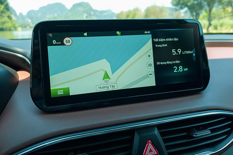 Phía trước cụm đồng hồ là hiển thị thông tin lên kính lái HUD (Head Up Display), các trang bị tiện nghi quen thuộc như điều hòa 2 vùng độc lập tích hợp khử ion, cửa sổ trời toàn cảnh Panorama, âm thanh Harman Kardon, sạc không dây chuẩn Qi, ghế chỉnh điện và nhớ ghế, sấy vô lăng, sấy và thông gió hàng ghế trước, lẫy chuyển số vô lăng, chìa khóa thẻ từ, đèn nội thất Ambient light 10 chế độ,…