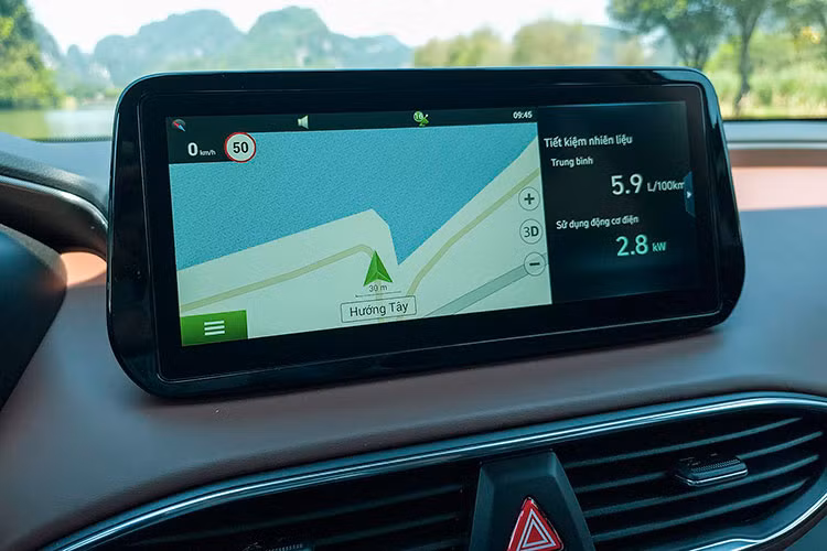 Phía trước cụm đồng hồ là hiển thị thông tin lên kính lái HUD (Head Up Display), các trang bị tiện nghi quen thuộc như điều hòa 2 vùng độc lập tích hợp khử ion, cửa sổ trời toàn cảnh Panorama, âm thanh Harman Kardon, sạc không dây chuẩn Qi, ghế chỉnh điện và nhớ ghế, sấy vô lăng, sấy và thông gió hàng ghế trước, lẫy chuyển số vô lăng, chìa khóa thẻ từ, đèn nội thất Ambient light 10 chế độ,…