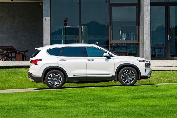 Mẫu xe SUV Hyundai SantaFe Hybrid 2023 tại Việt Nam vẫn giữ nguyên kích thước Dài x Rộng x Cao lần lượt là 4.785 x 1.900 x 1.730 (mm), chiều dài cơ sở 2.765mm, với lưới tản nhiệt lục giác tổ ong cỡ lớn đặc trưng. Xe sử dụng công nghệ chiếu sáng Full-LED với tổng cộng 4 thấu kính.
