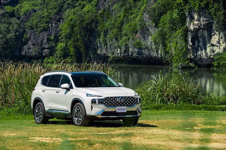 Hyundai SantaFe Hybrid 2023 mới là mẫu xe tiếp theo, nằm trong chuỗi các sản phẩm xe thân thiện môi trường được Hyundai Thành Công giới thiệu đến thị trường Việt Nam, sau mẫu xe thuần điện IONIQ5. Santa Fe Hybrid mang đến những ưu điểm đặc trưng của dòng xe Hybrid như độ tin cậy cao, không bị phụ thuộc vào trạm sạc cũng như vẫn đạt được mục tiêu tiết kiệm nhiên liệu, giảm phát thải gây hại đến môi trường.
