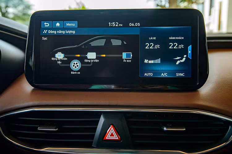 Chính giữa là màn hình cảm ứng trung tâm 10.25 inch hỗ trợ Apple Carplay, Android Auto, bản đồ vệ tinh độc quyền cho thị trường Việt Nam cùng các kết nối giải trí quen thuộc. Bảng đồng hồ trung tâm là màn hình điện tử kích cỡ lớn 12.3 inch, hiển thị chế độ lái cũng như hiển thị hoạt động của hệ thống hybrid gồm động cơ đốt trong và hệ thống pin của xe. 