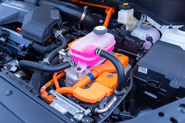 Hyundai SantaFe Hybrid sử dụng hệ thống Full Hybrid, hay còn gọi là Parallel-Hybrid với động cơ điện và động cơ đốt trong có thể hoạt động riêng lẻ hoặc kết hợp với nhau tuỳ từng điều kiện vận hành. Pin của động cơ điện có thể tự sạc bằng năng lượng cung cấp từ động cơ đốt trong. Xe được trang bị động cơ xăng SmartStream 1.6L Turbo cho công suất 180 mã lực tại 5.500 vòng/phút cùng Momen xoắn cực đại 265Nm tại 1.500 ~ 4.500 vòng/phút.