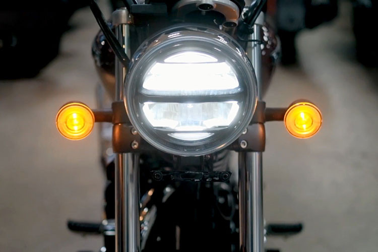 Honda CB350 H'ness là một mẫu xe naked bike cổ điển có thiết kế đẹp mắt, gọn gàng và mang đậm hình ảnh của dòng xe Honda CB nổi tiếng của hãng xe Nhật Bản. Phần đầu xe sở hữu đèn chiếu sang LED hai tầng khá đẹp mắt, xi nhan phong cách cổ điển nhưng cũng là bóng LED.