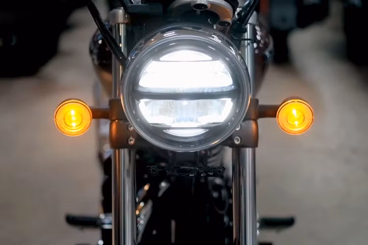 Honda CB350 H'ness là một mẫu xe naked bike cổ điển có thiết kế đẹp mắt, gọn gàng và mang đậm hình ảnh của dòng xe Honda CB nổi tiếng của hãng xe Nhật Bản. Phần đầu xe sở hữu đèn chiếu sang LED hai tầng khá đẹp mắt, xi nhan phong cách cổ điển nhưng cũng là bóng LED.