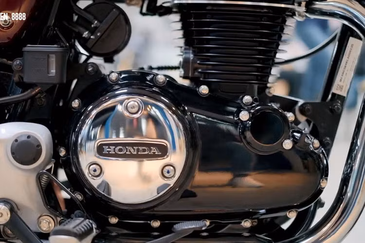 Dung tích xy-lanh của chiếc xe là 348cc với hệ phun xăng điện tử PGM-FI cho ra sức mạnh 21 mã lực tại 5.500 vòng tua/phút và mô-men xoắn cực đại đạt 30 Nm tại 3.000 vòng/phút.