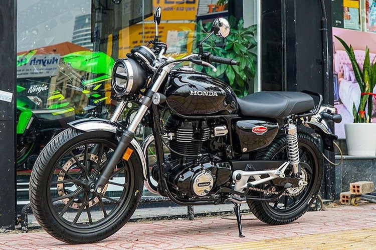 Được biết, mẫu xe có mặt tại Việt Nam qua đại lý nhập khẩu tư nhân. Mức giá xe Honda CB350 H'ness được chào bán tới 196 triệu đồng. Đây là một mức giá khá cao so với giá bán của H'ness tại thị trường Ấn Độ do chưa được phân phối chính hãng bởi Honda Việt Nam.