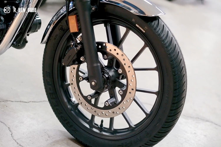 Mang ngoại hình khá cổ điển, tuy nhiên xe cũng sở hữu nhiều công nghệ mới như; nồi slipper clutch chống khoá bánh, ABS 2 kênh, kiểm soát lực kéo Honda Selectable Torque Control (HSTC).