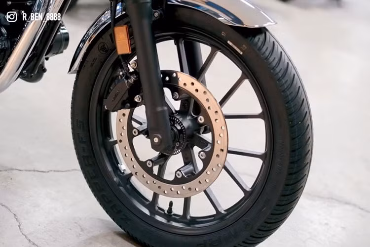 Mang ngoại hình khá cổ điển, tuy nhiên xe cũng sở hữu nhiều công nghệ mới như; nồi slipper clutch chống khoá bánh, ABS 2 kênh, kiểm soát lực kéo Honda Selectable Torque Control (HSTC).