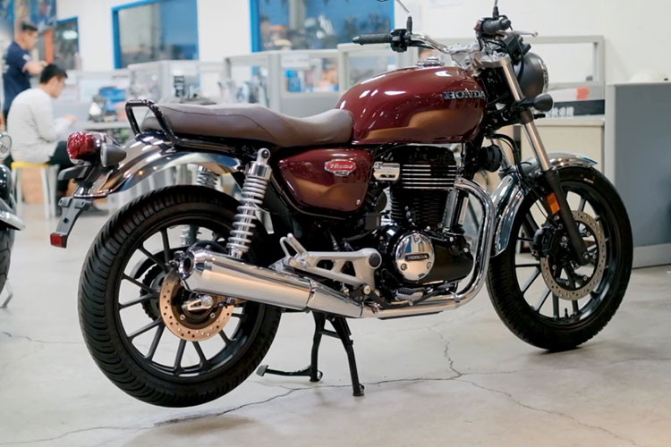 Sau khi được ra mắt lần đầu hồi tháng 10 năm ngoái tại Ấn Độ, mẫu xe môtô hoài cổ Honda CB350 H'Ness hiện đã được một doanh nghiệp tư nhân nhập về Việt Nam. Chiếc Honda CB350 H'Ness tại Việt Nam thuộc phiên bản DLX. Phiên bản này thiếu vắng một số trang bị như còi kép, và hệ thống điều khiển giọng nói trên điện thoại thông minh Honda (HSVCS). HSVCS cho phép bạn kết nối điện thoại thông minh với xe...