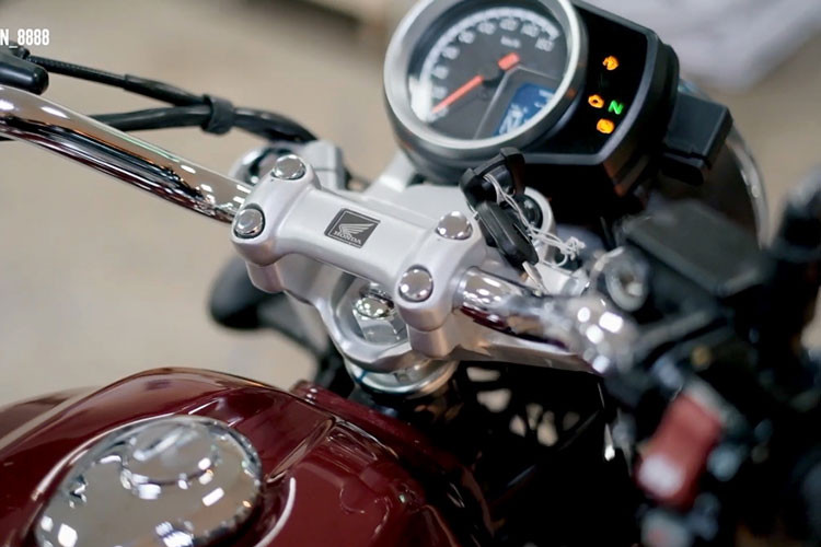 Trên mẫu xe này, Honda đã đẩy phần ghi đông cao lên để tạo một tư thế ngồi thẳng lưng và thoải mái. Ngoài ra cụm đồng hồ chỉ là loại bán điện tử với phần hiển thị tốc độ dạng analog.