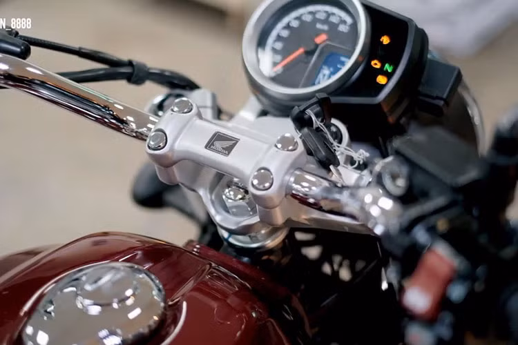 Trên mẫu xe này, Honda đã đẩy phần ghi đông cao lên để tạo một tư thế ngồi thẳng lưng và thoải mái. Ngoài ra cụm đồng hồ chỉ là loại bán điện tử với phần hiển thị tốc độ dạng analog.