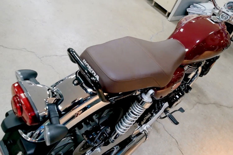 Bên cạnh đó, làm rõ nét hơn phong cách retro trên Honda CB350 mới còn có nhiều bộ phận khác như bình xăng hình giọt nước, yên liền cùng một số chi tiết gồm gương chiếu hậu, dè chắn bùn, ốp đèn pha được mạ sáng bóng.