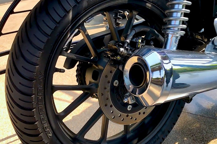 Khối động cơ trên Honda CB350 có dạng xy-lanh đơn, SOHC làm mát bằng gió qua cánh tản nhiệt trên thân máy. Quả piston trên khối động cơ này sẽ có đường kính 70 mm cùng hành trình piston khoảng 90.5 mm (quả nhỏ, hành trình lớn).