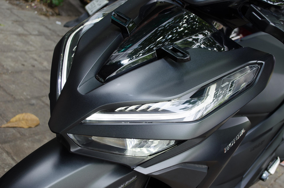 Đầu xe gây ấn tượng có thiết kế sắc xảo mang thiết kế tương lai, với dải đèn LED chiếu sáng ban ngày phía trên tách biệt với đèn pha. Tầng bên dưới thiết kế gọn hơn, mang cảm hứng từ mẫu phân khối lớn Honda CBR1000RR.