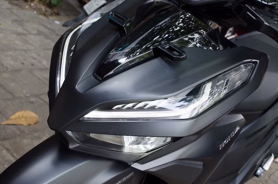 Đầu xe gây ấn tượng có thiết kế sắc xảo mang thiết kế tương lai, với dải đèn LED chiếu sáng ban ngày phía trên tách biệt với đèn pha. Tầng bên dưới thiết kế gọn hơn, mang cảm hứng từ mẫu phân khối lớn Honda CBR1000RR.