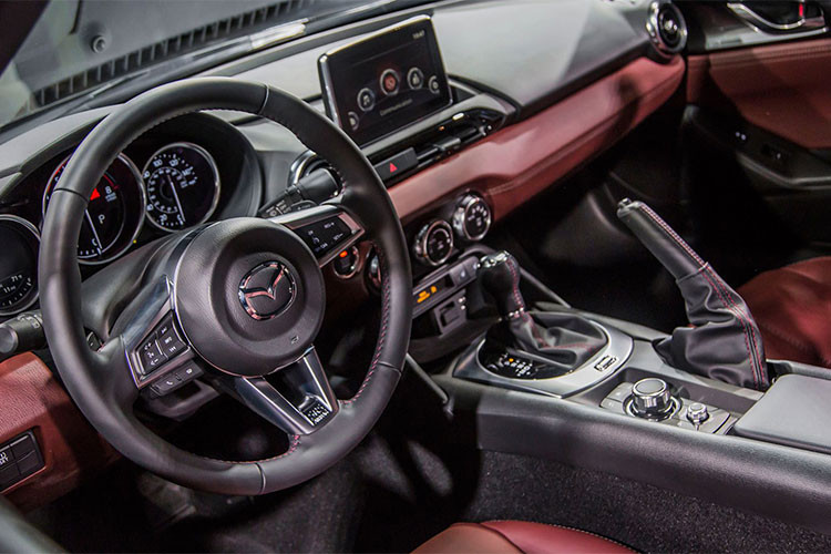 Bản động cơ SKYACTIV-G, dung tích 1.5 lít cũng được cải thiện với công nghệ đốt được phát triển cho bản dung tích 2.0 lít. Giờ đây, nó có thể sản xuất 130 mã lực và mô-men xoắn cực đại 152 Nm, và đương nhiên là còn trở nên tiết kiẹm nhiên liệu hơn lẫn tốt cho môi trường không.