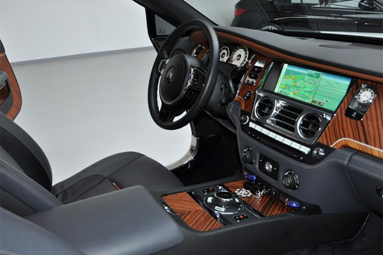 Bên trong nội thất của chiếc Rolls-Royce Wraith này không thay đổi quá nhiều, vẫn mang đậm chất 'sang chảnh" của dòng xe đình đám Anh quốc.