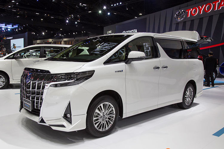 Tại thị trường Thái Lan, Toyota Alphard 2018 có giá 3,939 triệu Baht (2,87 tỷ đồng) cho bản 2.5 Hybrid và 5,429 triệu Baht (3,96 tỷ đồng) cho bản 3.5 VIP. Xe cạnh tranh với đối thủ trực tiếp là Nissang Elgrand.