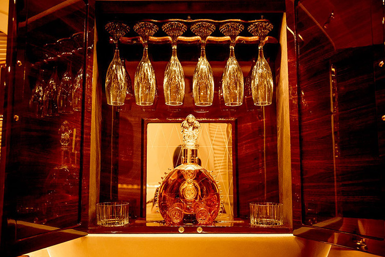 Ngoài ra, hành khách có thể tận hưởng những giây phút thư giãn nhờ "rạp hát tại gia" với Apple TV 65 inch nằm trên vách ngăn cách với khoang lái và dàn loa Bose Acoustimass. Những trang bị tiện nghi khác của xe bao gồm đầu Blu-ray DVD của Sony, điều hòa không khí hạng nặng, định vị vệ tinh GPS, camera an ninh 360 độ, đèn viền LED trên trần, rèm che nắng chỉnh điện và nhiều ổ điện 12V cũng như cổng USB.