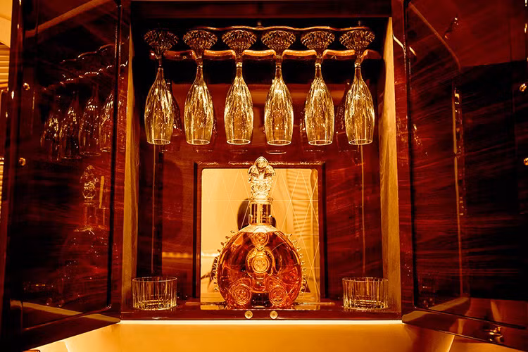 Ngoài ra, hành khách có thể tận hưởng những giây phút thư giãn nhờ "rạp hát tại gia" với Apple TV 65 inch nằm trên vách ngăn cách với khoang lái và dàn loa Bose Acoustimass. Những trang bị tiện nghi khác của xe bao gồm đầu Blu-ray DVD của Sony, điều hòa không khí hạng nặng, định vị vệ tinh GPS, camera an ninh 360 độ, đèn viền LED trên trần, rèm che nắng chỉnh điện và nhiều ổ điện 12V cũng như cổng USB.