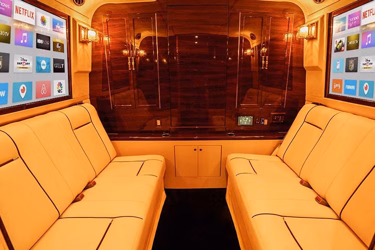 Trong khi đó, trong phòng họp có ghế dài bọc da có thể biến thành giường ngủ, đầu đĩa Blu-ray DVD của Sony, 2 màn hình TV LED 49 inch của Samsung, máy scan, fax và máy in hay màn hình giám sát an ninh 24 inch.