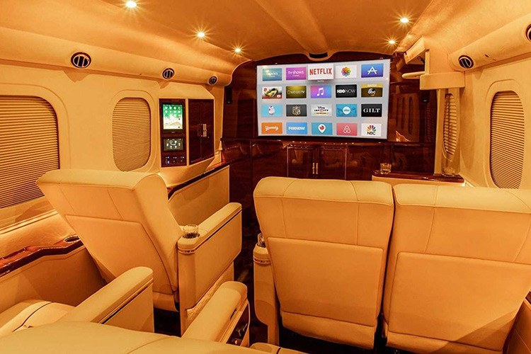 Mẫu xe Lexani G:77 Sky Master vốn được phát triển dựa trên chiếc bán tải hạng nặng Ford F-550. Qua tay hãng Lexani, mẫu xe bán tải "khủng long" này được biến thành "ngôi nhà di động" dài đến 10 m.