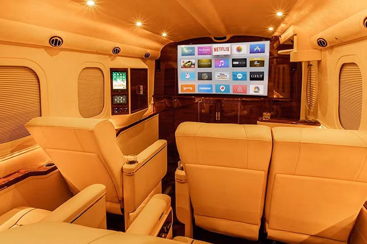 Mẫu xe Lexani G:77 Sky Master vốn được phát triển dựa trên chiếc bán tải hạng nặng Ford F-550. Qua tay hãng Lexani, mẫu xe bán tải "khủng long" này được biến thành "ngôi nhà di động" dài đến 10 m.