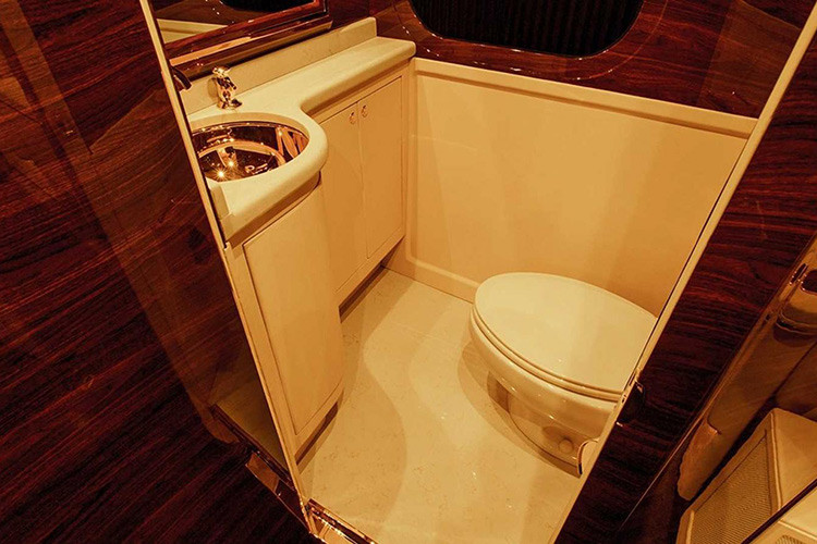 Chưa hết, bên trong Lexani G:77 Sky Master còn có nhiều bề mặt được ốp gỗ màu nâu, tạo sự hài hòa với chất liệu da. Đó là còn chưa kể đến những chi tiết được mạ vàng 24K như vòi nước hay bồn rửa mặt trong nhà vệ sinh.