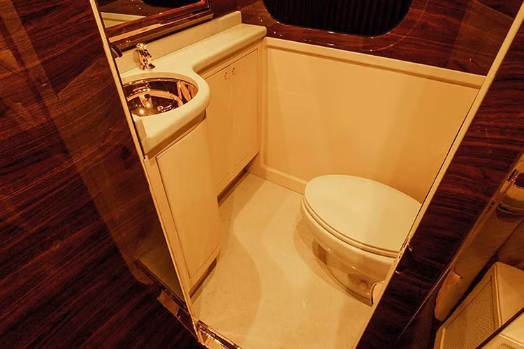 Chưa hết, bên trong Lexani G:77 Sky Master còn có nhiều bề mặt được ốp gỗ màu nâu, tạo sự hài hòa với chất liệu da. Đó là còn chưa kể đến những chi tiết được mạ vàng 24K như vòi nước hay bồn rửa mặt trong nhà vệ sinh.