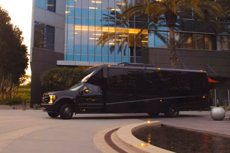 Có thể nói, Lexani G:77 Sky Master là lựa chọn lý tưởng cho những người bận rộn, thường xuyên phải di chuyển và không có thời gian ghé thăm khách sạn hay nhà nghỉ. Với thiết kế sang trọng và tiện nghi như thế, chẳng có gì lạ khi giá bán Lexani G:77 Sky Master lên đến 1 triệu USD (khoảng 23 tỷ đồng).