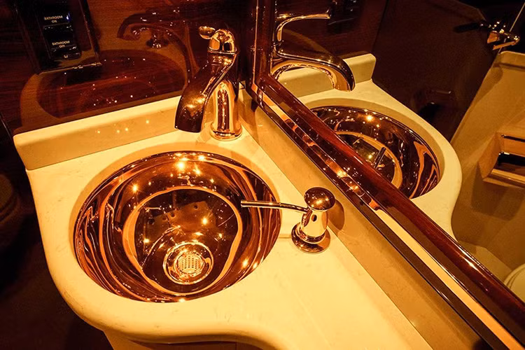 Tiếp đến là 6 ghế chỉnh điện và bọc da Ý màu nâu vàng, mang đến cảm giác ấm áp cho nội thất. Ngoài ra, ghế còn có tính năng sưởi, làm mát và massage, hứa hẹn mang đến cảm giác thoải mái cho người ngồi trên những hành trình dài. Ở mỗi vị trí ngồi đều có bàn viết có thể mở ra/gập vào khi cần và đèn đọc sách trên đầu.