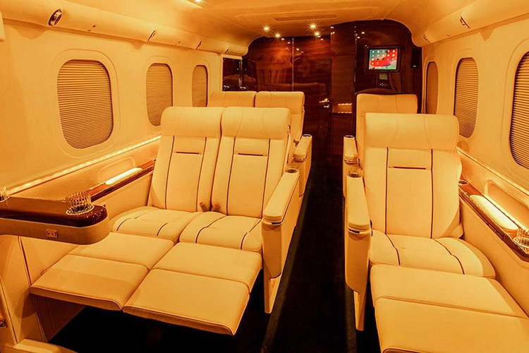 Bên trong "con quái vật" màu đen tuyền này là không gian nội thất đầy đủ tiện nghi, chẳng khác gì một ngôi nhà di động với đủ bếp, nhà vệ sinh và phòng họp. Trong bếp có máy pha cà phê Nespresso, tủ lạnh mini và lò vi sóng.