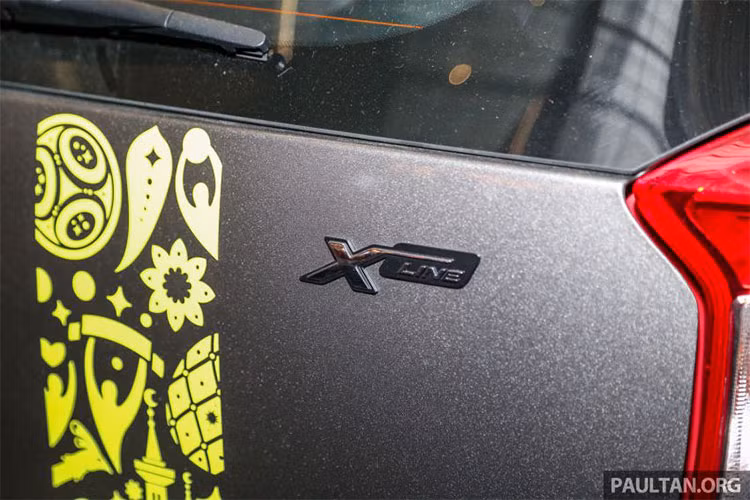 Biến thể Kia Morning bản World Cup 2018 tại Malaysia còn đi kèm những họa tiết "ăn theo" ngày hội bóng đá lớn nhất hành tinh hiện đang diễn ra tại Nga. Các chi tiết này được sơn màu bạc Titanium Silver, những họa tiết World Cup 2018 màu vàng chanh trên nắp capô và cửa cốp sau...