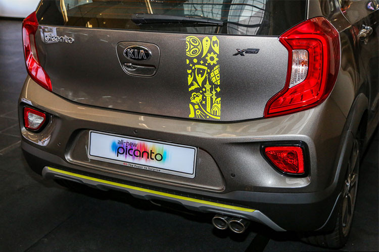 Kia Morning bản World Cup 2018 cũng khác với bản thường khi được trang bị ốp nhựa bên hông và ốp che gầm kim loại, điều thường gặp trên các mẫu crossover và SUV. Đi cùng lốp 195/45 là mâm xe hợp kim kích thước 16 inch, thay vì 14 inch như ở phiên bản hiện hành 1.2 EX.