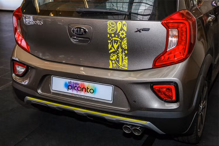 Kia Morning bản World Cup 2018 cũng khác với bản thường khi được trang bị ốp nhựa bên hông và ốp che gầm kim loại, điều thường gặp trên các mẫu crossover và SUV. Đi cùng lốp 195/45 là mâm xe hợp kim kích thước 16 inch, thay vì 14 inch như ở phiên bản hiện hành 1.2 EX.