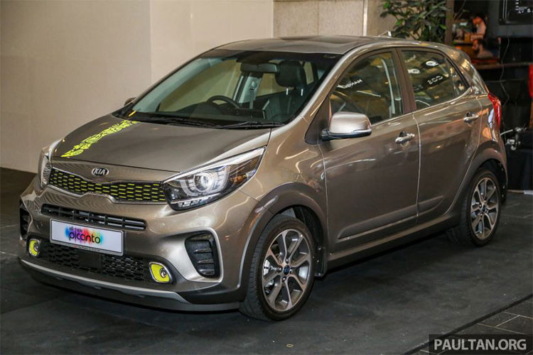 Mẫu xe Kia Morning X-Line mới (hay Kia Picanto) lần đầu tiên trình làng trong triển lãm ôtô Frankfurt 2017, sau gần 1 năm, mẫu xe này mới đặt chân đến Đông Nam Á nói chung và Malaysia nói riêng. Biến thể được lấy cảm hứng từ các mẫu crossover và SUV của hãng, sở hữu thiết kế cứng cáp và nam tính hơn so với phiên bản tiêu chuẩn.