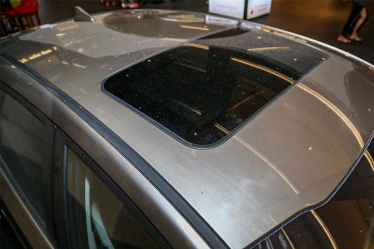 Bên trong nội thất, ghế bọc da và cửa sổ trời nghiêng/trượt cũng là những trang bị nội thất đáng chú ý. Quan sát gương chiếu hậu và cản trước, nhiều người dự đoán Kia Morning X-Line phiên bản này cũng được bổ sung cảm biến dùng cho hệ thống phanh khẩn cấp tự động.