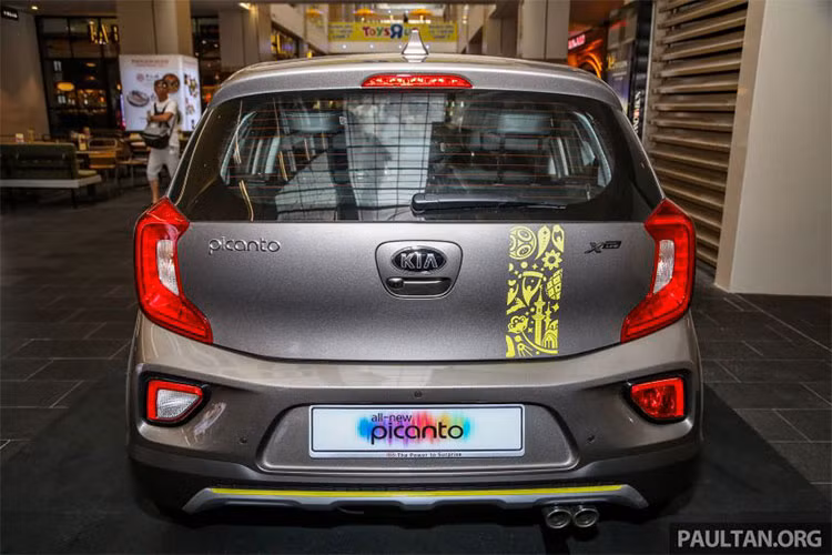 Tương tự nhiều mẫu xe hatchback lai crossover khác, Kia Morning bản World Cup 2018 mới này cũng được hãng xe Hàn bổ sung tấm bảo vệ gầm màu bạc ở dưới đầu và đuôi xe cùng nẹp sườn bằng nhựa màu đen. 