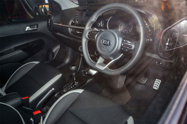 Các trang bị khác gồm; vô-lăng 3 chấu vát phẳng đáy giống với bản GT-Line. Hệ thống thông tin giải trí thông qua màn hình 7 inch, tích hợp Apple CarPlay, Android Auto và ệ thống điều hòa tự động một vùng.