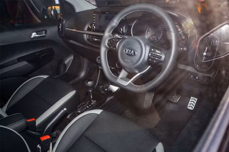 Các trang bị khác gồm; vô-lăng 3 chấu vát phẳng đáy giống với bản GT-Line. Hệ thống thông tin giải trí thông qua màn hình 7 inch, tích hợp Apple CarPlay, Android Auto và ệ thống điều hòa tự động một vùng.