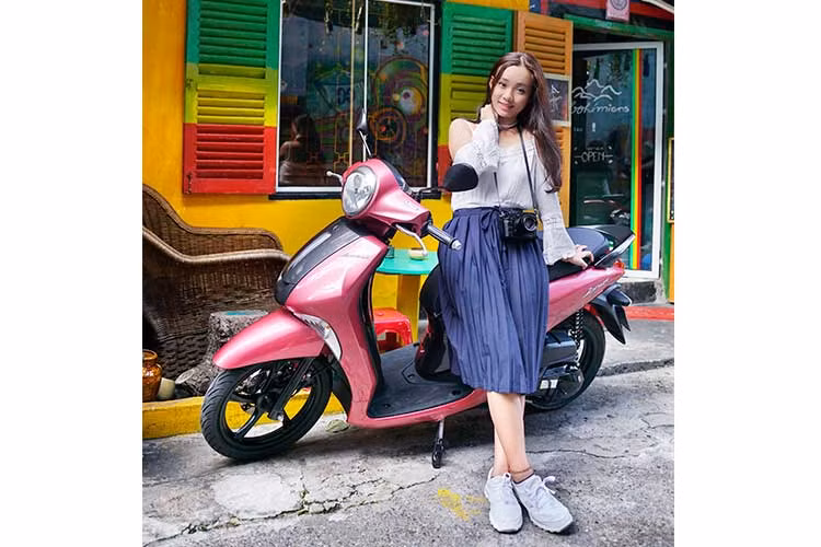 Điểm đặc biệt của Janus đó là những công nghệ lần đầu tiên được Yamaha mang tới phân khúc xe tay ga giá rẻ. Đầu tiên phải kể tới hệ thống ngắt động cơ tạm thời SSS (Stop &amp; Start System) với khả năng tự động tắt máy sau 5 giây và khởi động lại khi người lái vặn ga. Về cơ bản, hệ thống này khá giống với Idling Stop trên xe Honda cùng một số hệ thống tương tự trên các xe gắn máy khác.