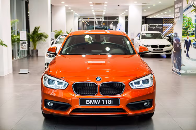 Đồng thời lưới tản nhiệt đôi kéo dài và cản trước cũng được tinh chỉnh lại, đây là kiểu thiết kế tương đồng với dòng 2-Series mới. Hệ thống đèn pha được trang bị công nghệ LED. Vòng Corona được cắt nửa trên và dưới, mang lại cảm giác hiện đại và phong cách hơn.