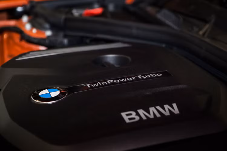 Việc thay đổi cấu hình có thể là động thái của Euro Auto nhằm giúp khách hàng tiếp cận với những công nghệ mới nhất, trong bối cảnh 1-Series ở Việt Nam chỉ được phân phối duy nhất bản 118i. Hiện tại, BMW 1-Series 2016, cấu hình 118i đã có mặt tại các đại lý Euro Auto trên toàn quốc với mức giá 1.299.000.000 đồng. 