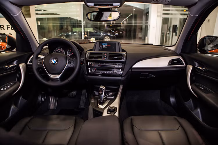 Bên trong, nội thất có một số thay đổi ở các chi tiết nhỏ như vô-lăng thêm ốp nhôm và tựa đầu phía sau thiết kế khác. Ngoài ra, vẫn là màn hình trung tâm 6.5 inch, vô-lăng 3 chấu đa chức năng, bảng đồng hồ hiển thị ánh sáng màu cam...