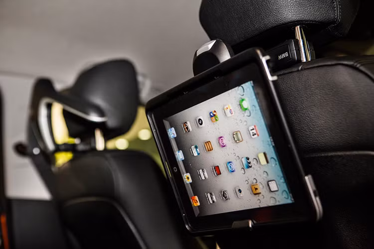 BMW 1-Series sử dụng động cơ BMW TwinPower Turbo 3 xy lanh thẳng hàng hoàn toàn mới, có dung tích 1,5 lít kết hợp với những công nghệ Valvetronic, Double-VANOS, HPI và Turbo Tăng Áp Kép mang đến sức mạnh 136 mã lực, mômen xoắn cực đại 220Nm tại 1.350 vòng/phút. Hiệu năng vận hành được tối ưu nhờ hộp số 8 cấp Steptronic.