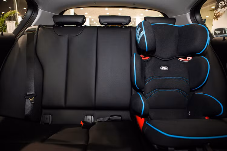  Trang bị ghế ngồi sau được thiết kế khá thoải mái với nội thất da đi kèm. Cùng với đó là khoang hành lý 360 lít có thể mở rộng lên 1.200 lít khi hàng ghế sau gập xuống. 