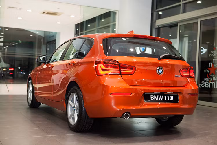 Ở phía sau, đèn hậu dạng hộp kiểu cũ được thay thế bằng loại 2 phần quen thuộc của BMW với dạng chữ L dạng LED.